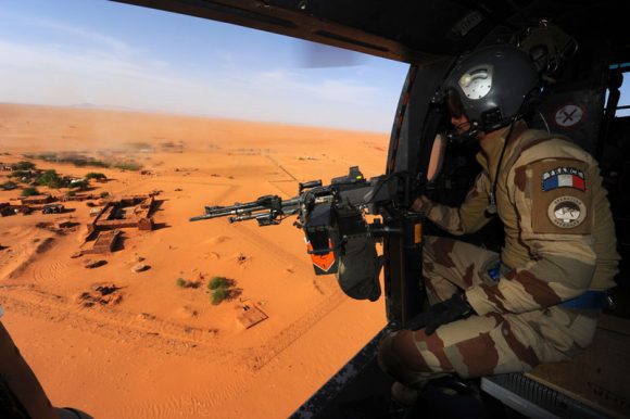 Un mitrailleur de l’ALAT avec le badge de l'opération Barkhane (Source : CC BY-SA 3.0)