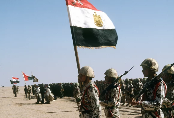 Des troupes égyptiennes se tiennent prêtes à être examinées par le roi Fahd d'Arabie saoudite alors qu'elles participent à un rassemblement des forces de la coalition internationale unies contre Saddam Hussein pendant l'opération Tempête du désert.